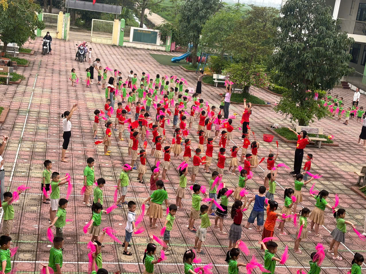 GIỜ THỂ DỤC SÁNG CỦA CÁC CON