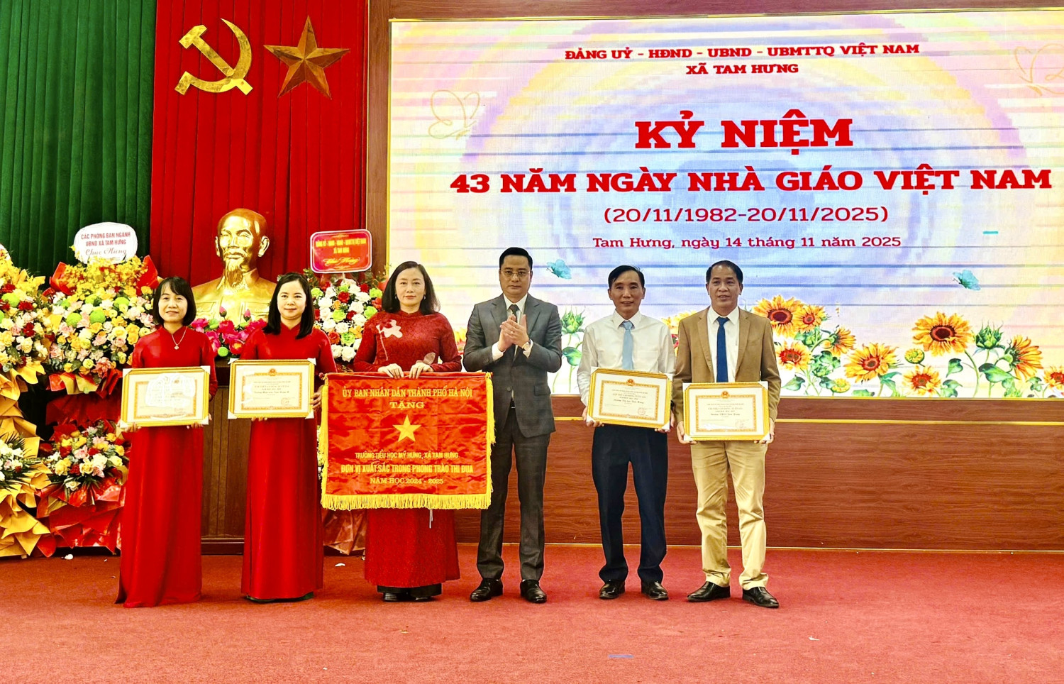 Hình ảnh HT nhà trường nhận giấy khen "Tập thể LĐTTXS"